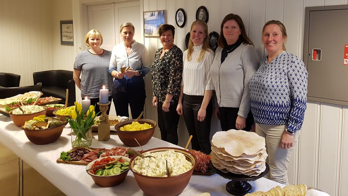 Kjøkkengjengen. fra venstre: Merete Omsland, Inger Omsland, Siv Sleveland, Kristine Saga, Anette Aadalen og Hege Bjørnø Svensen. foto: Linda M. Gusland.