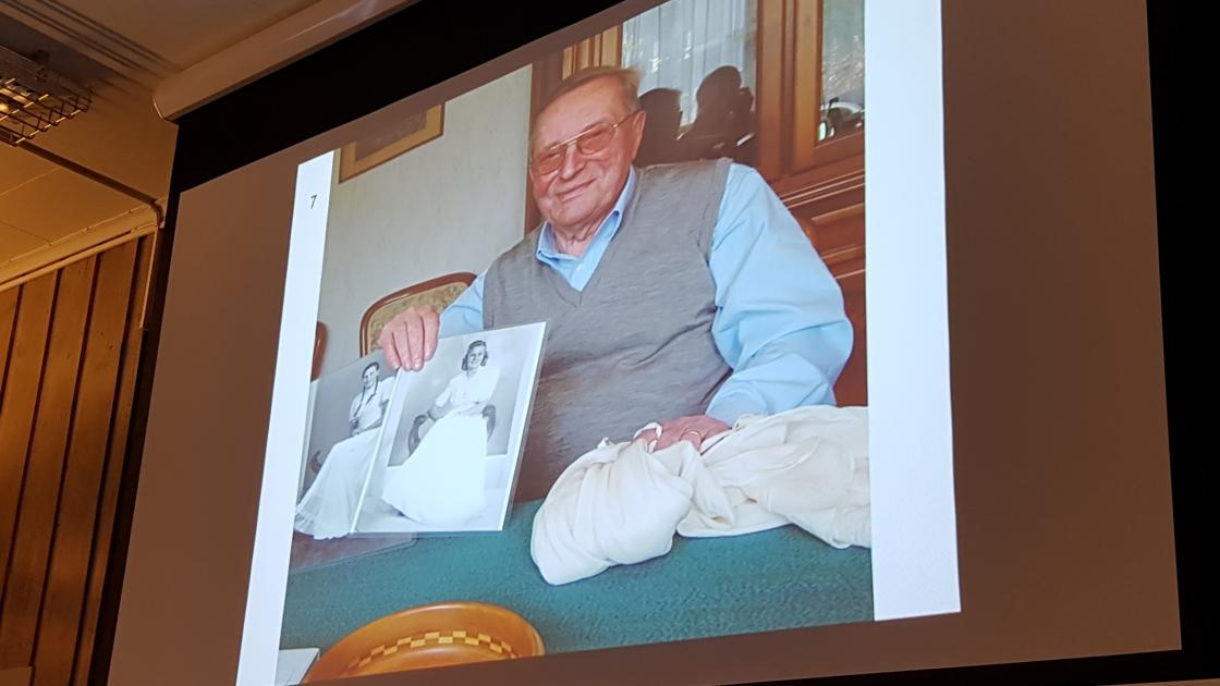 Heinz Schüler med bilde av brudekjolene som ble sydd av hans fallskjerm.