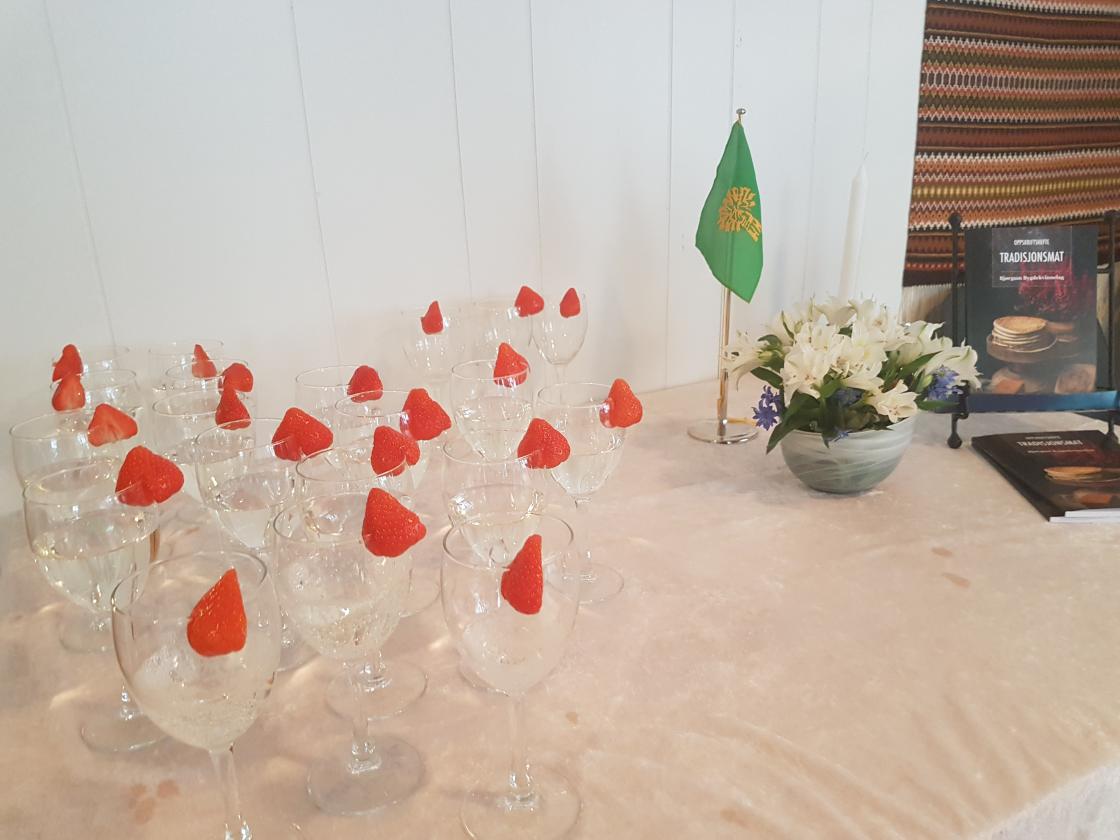 Sprudlande velkomstdrink med smak av sommar og hylleblomst  foto: Aud-Marit Netteland