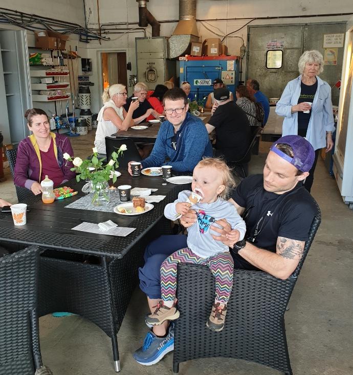 Kaffe og kaker i verkstedet etterpå