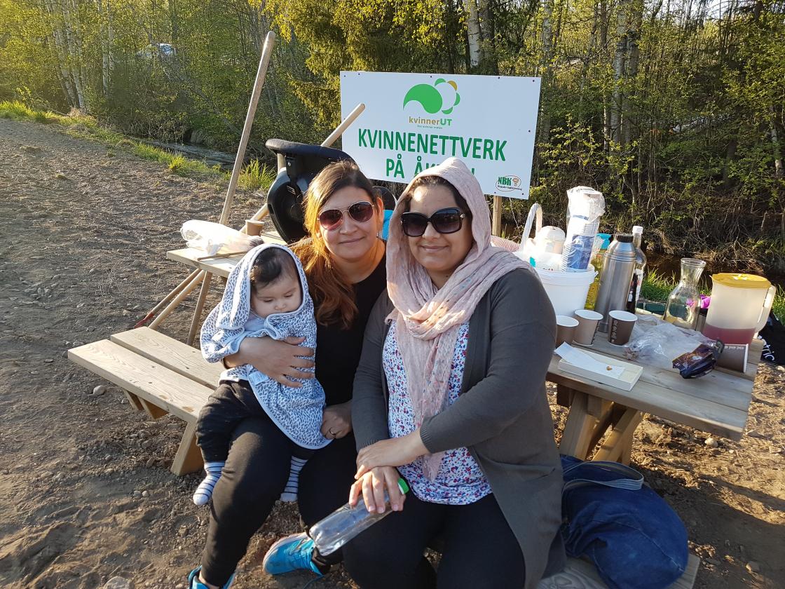 Små og store damer - koser seg på benken!