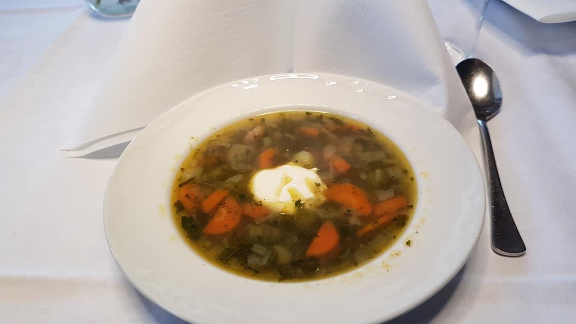 Suppe med brennesle,surblad, gulrot og biffkjøt   foto: Aud-Marit