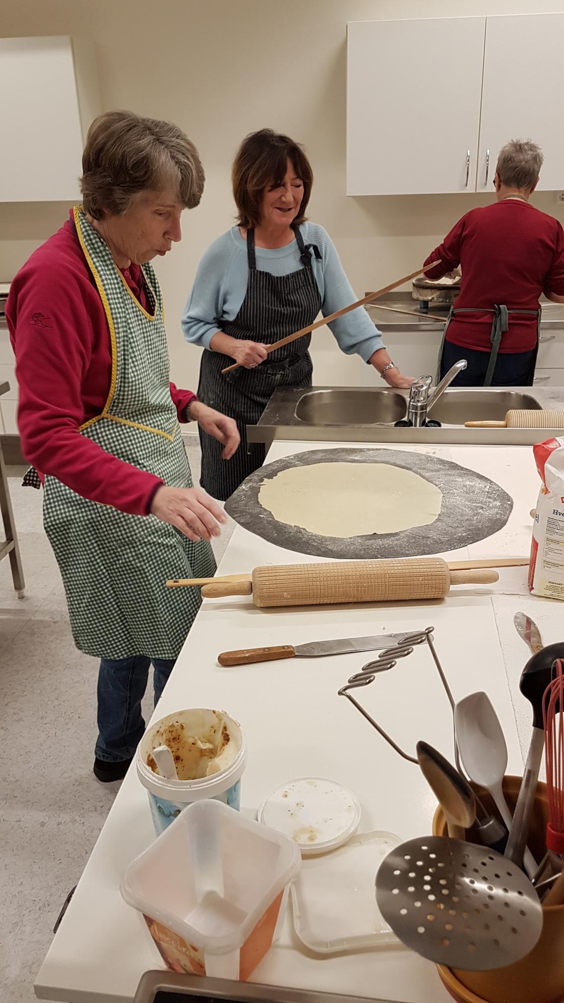 Medlemmer i ivrig konsentrasjon om møljebrødbakingen, bilde fra Hjørdis Grønhovd