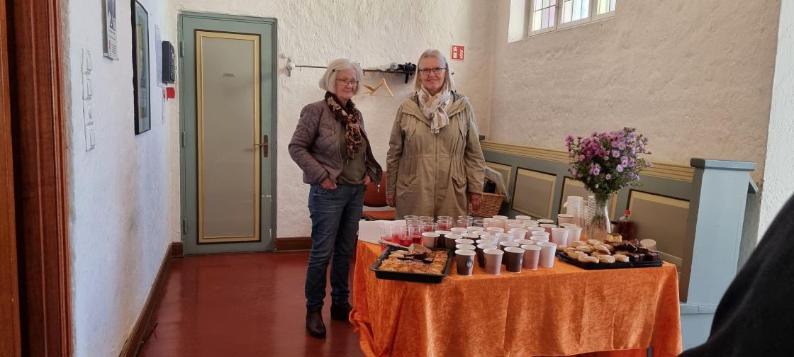 Lise Aardhal og Jorunn Lian sørger for kirkekaffen