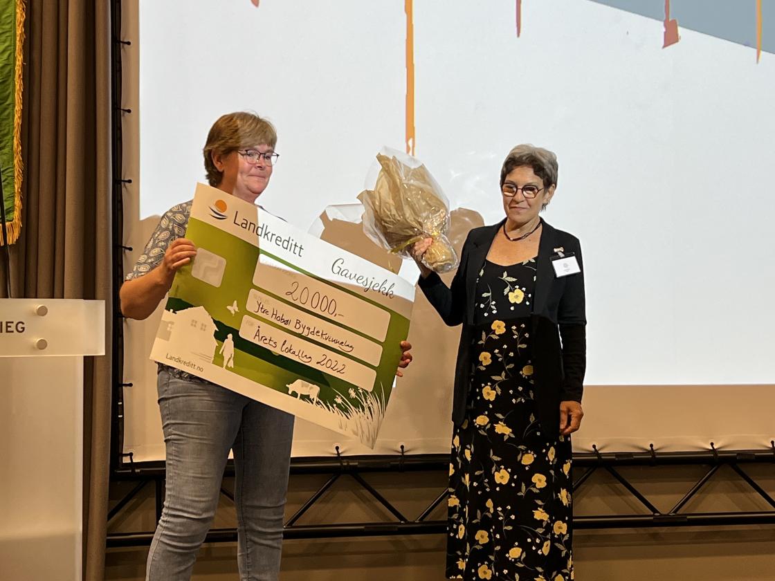 Her før Ytre Hobbøl premien sin på 20 000 kr