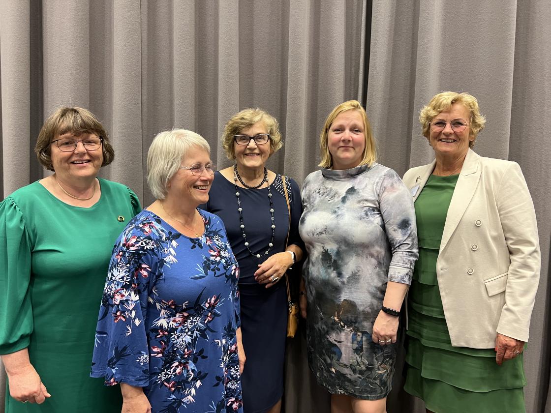 Da inntar vi festlokalet. Solveig Linge Stakkestad er også med oss