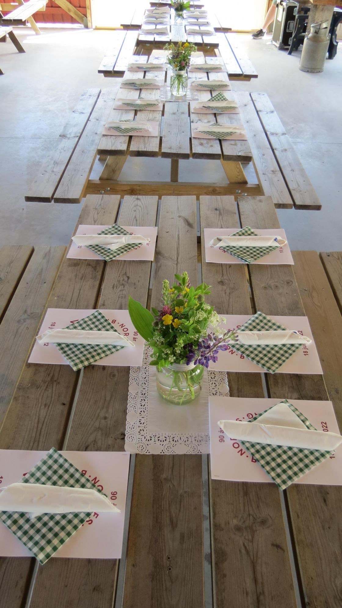 Stilig og hyggelig dekket til 130