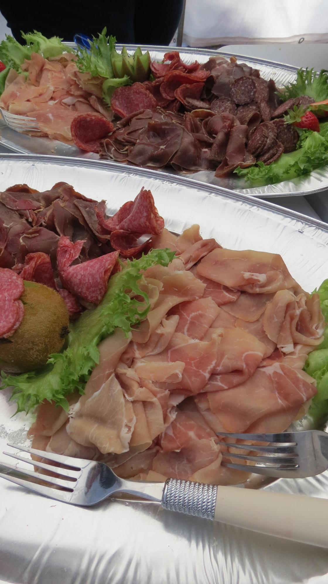 Spekemat, eggerøre, potetsalat og hjemmebakt flatbrød sørget så for at vi ble mette