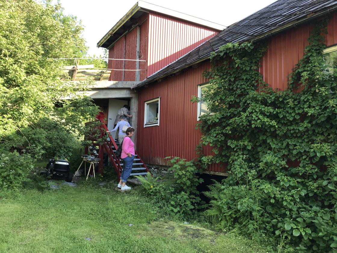 Låven ligg idyllisk til på Dale.