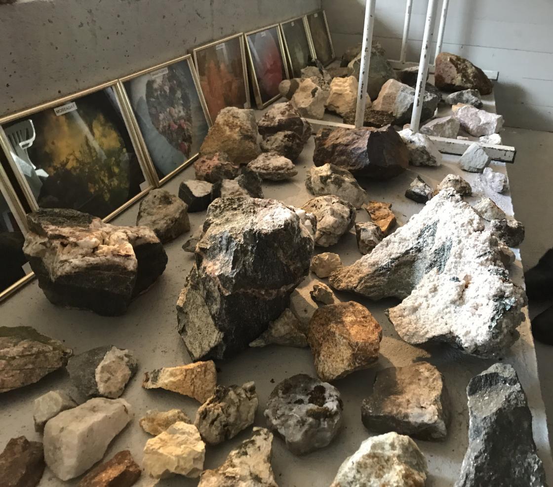 Begge er sjølvlærte i geologi, - men imponerande kunnskap.