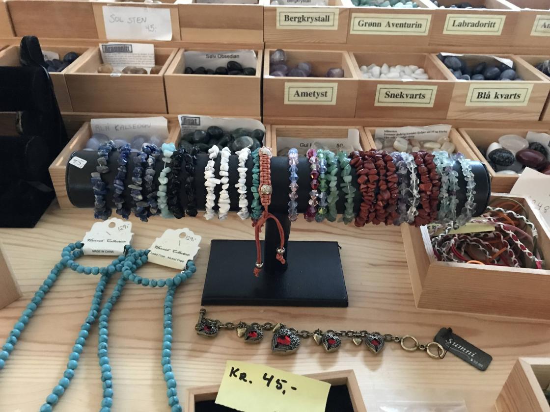 Nokre kjøpte også  fine steinsmykke.
