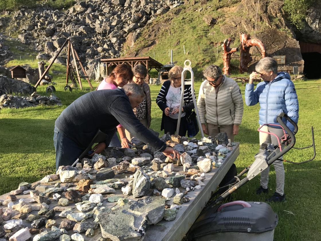 Også ute var det store bord med stein av ulike slag.