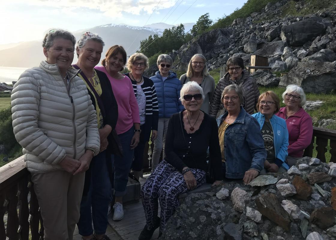 Ein fornøgd gjeng i storslått steinlandskap.