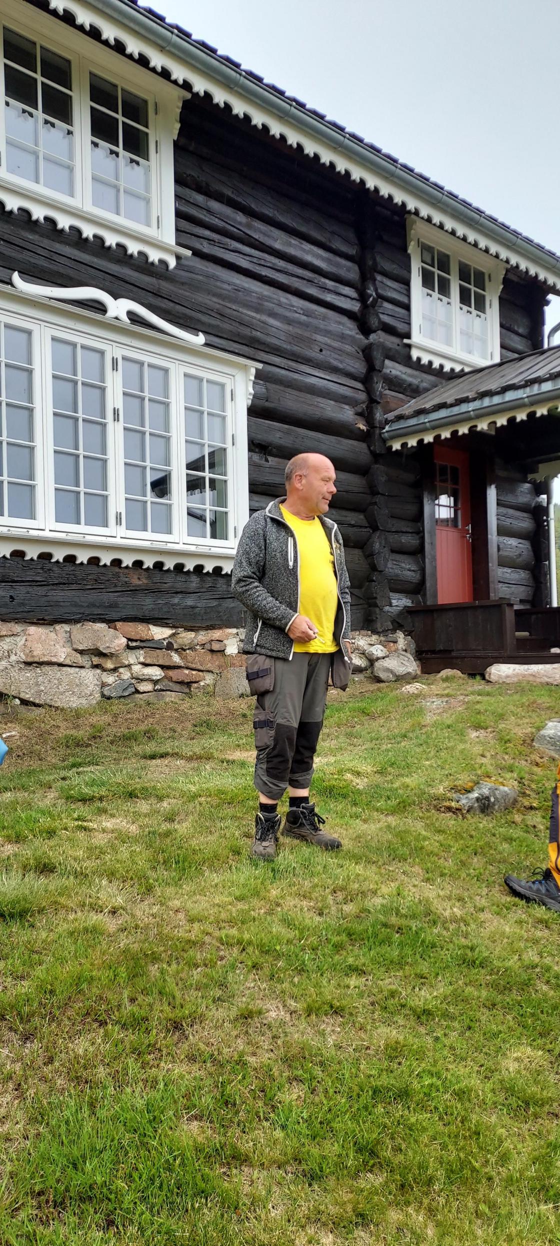 Helge Momrak, "vaktmester og altmoglegmann" på Nape synte oss rundt