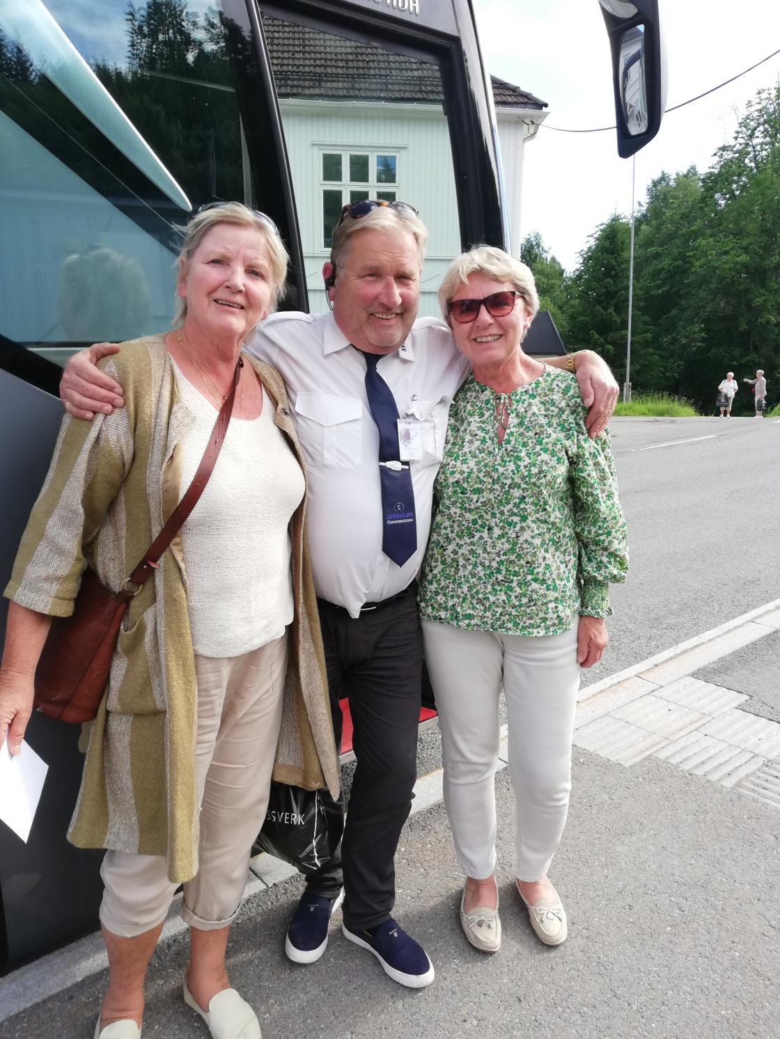 Hanne og Anne med alle tiders bussjåfør alltid i godt humør