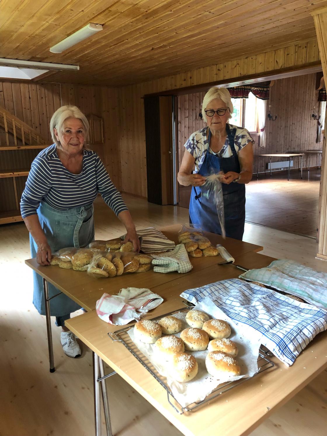 Pakking av hjemmebakte hamburgerbrød