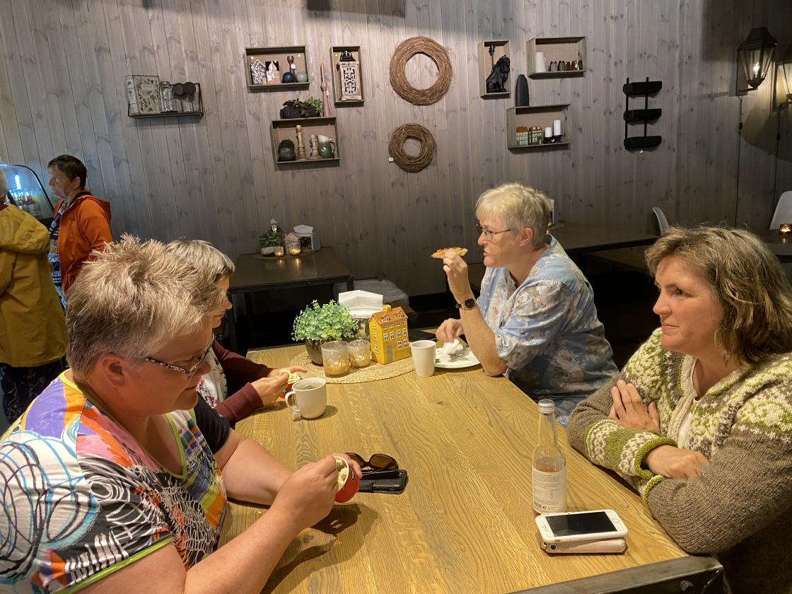 Damer rundt kafebordet