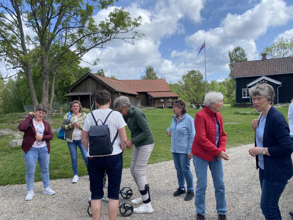 Damer på Bøensetre tunet II