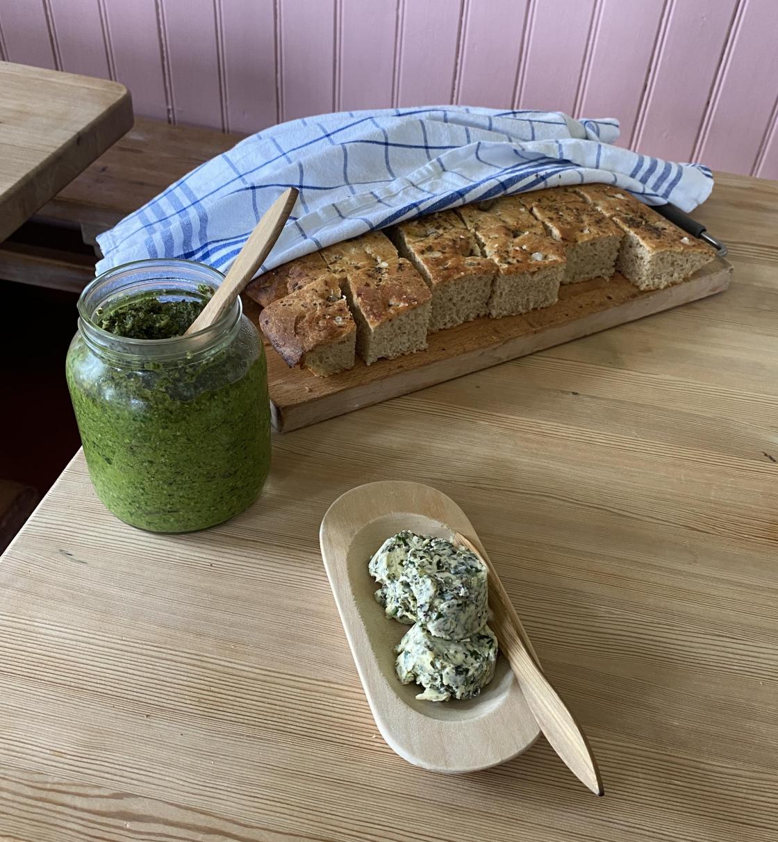 foccacia, pesto og ramsløkssmør