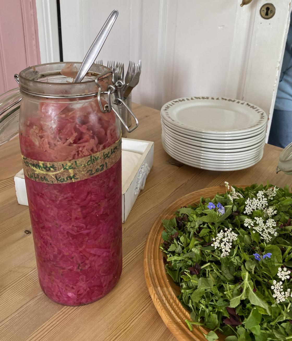 fermentert kål og salat med hageblomster