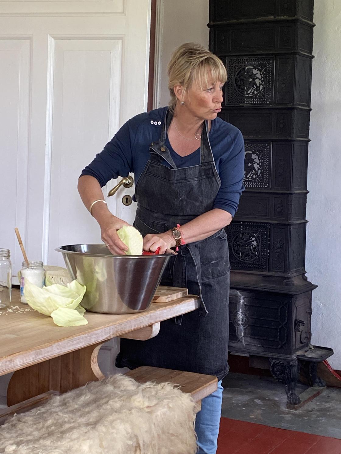 Hedda Kortnes forklarer fermentering av kål