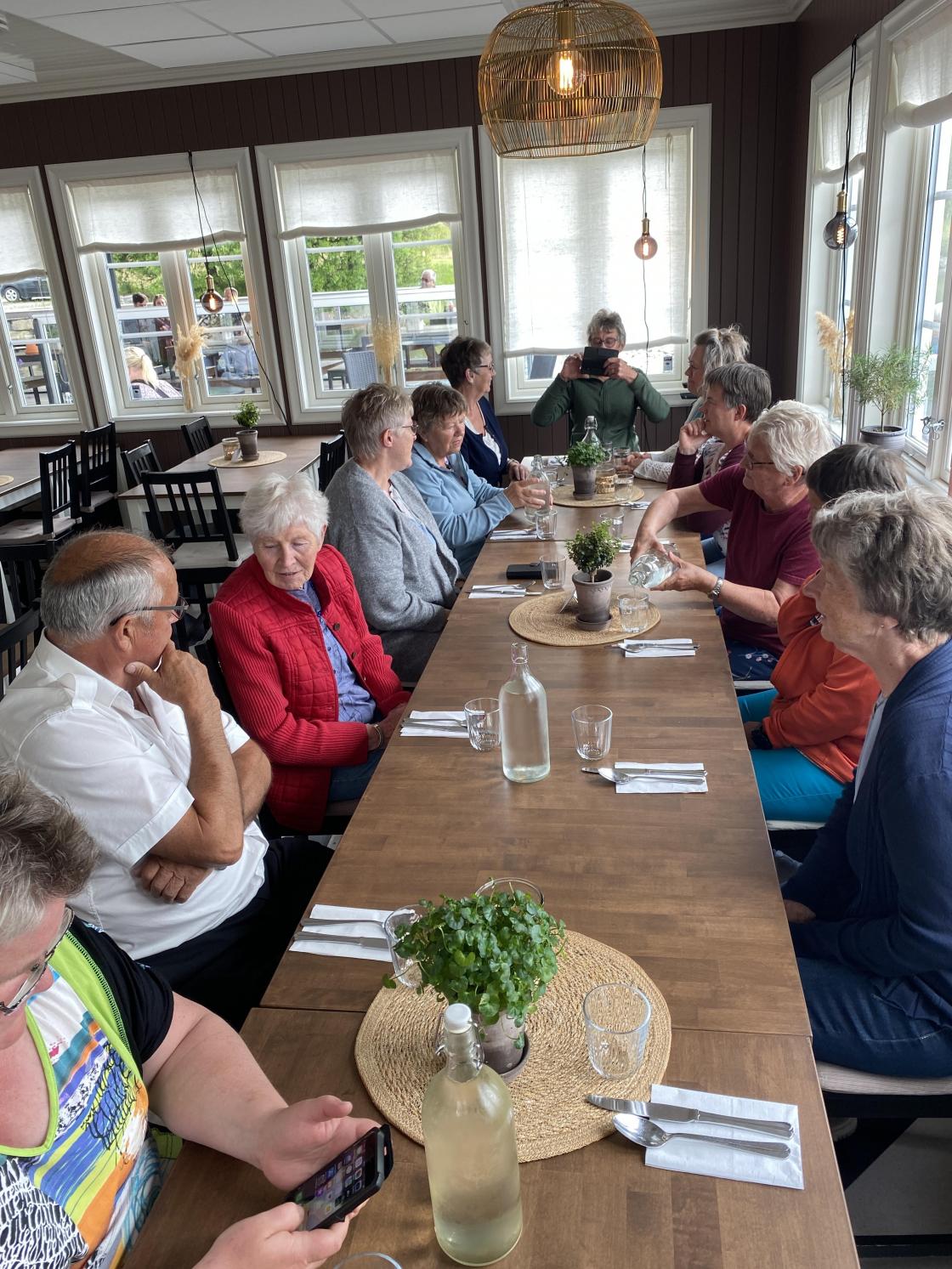 langs langbord på kafeen