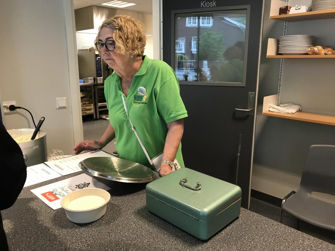 Bygdekvinnelaget tok seg av sal av mat på Husflidsmessa.