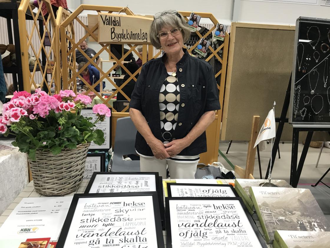 Vi hadde stand på Husflidsmessa, - Petra selde dialektbilde og Seterbok.