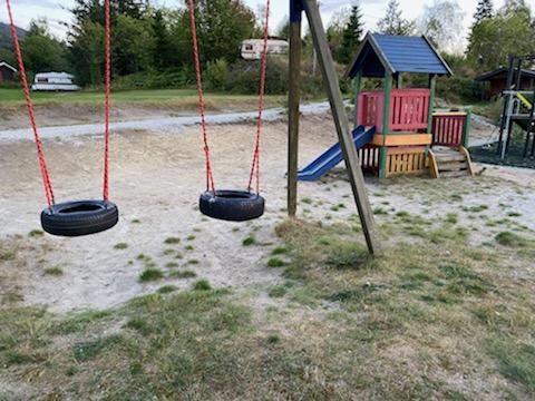 Huske og leikestativ på Natvedt camping