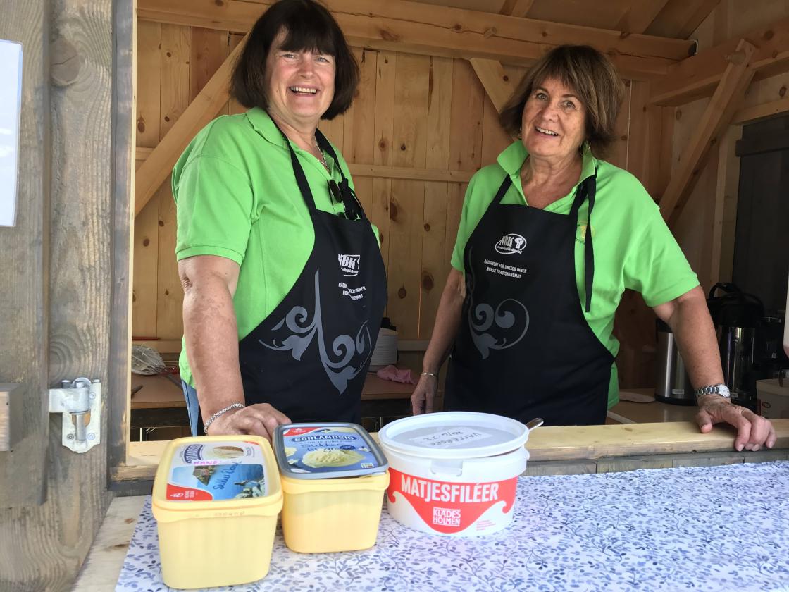 Bjørg og Mette i rømmegrautbua.