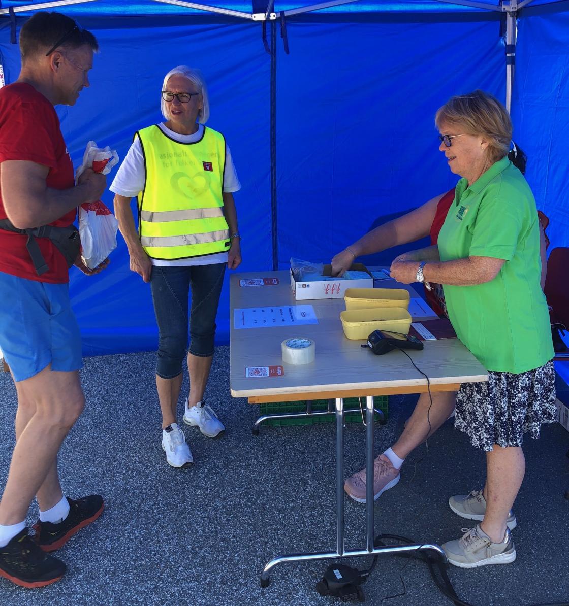 Gerd selde matbillettar for drikke, rømmegraut, pølser og vaflar.