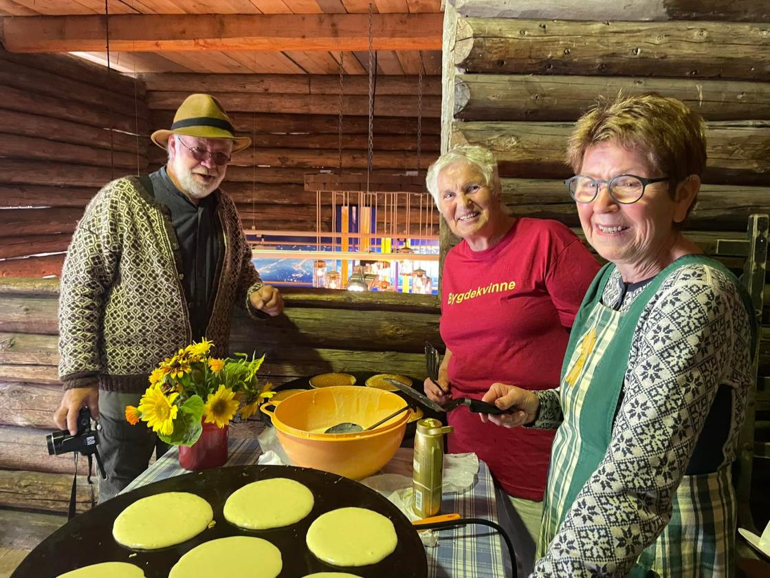 Trond Flannum, Mary-Ann Aasen og Anne Mari Flannum på Låvekafeen med nystekte sveler