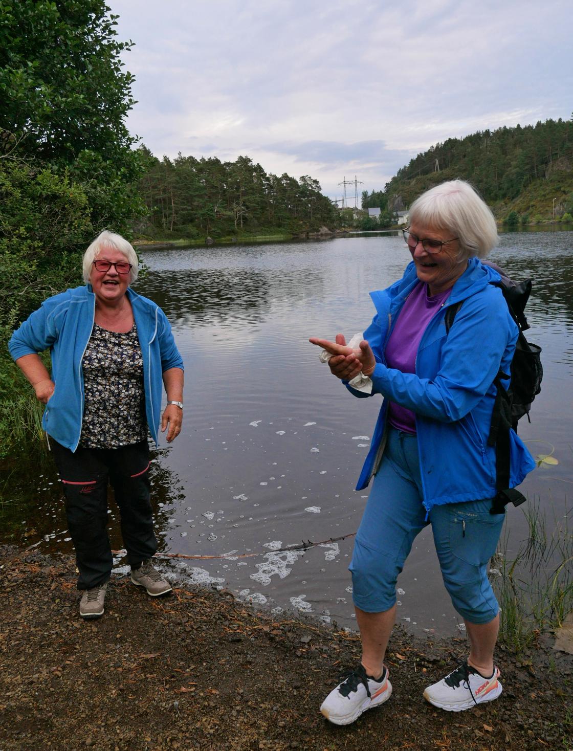 Peggy og Berit vasker sot av hendene.