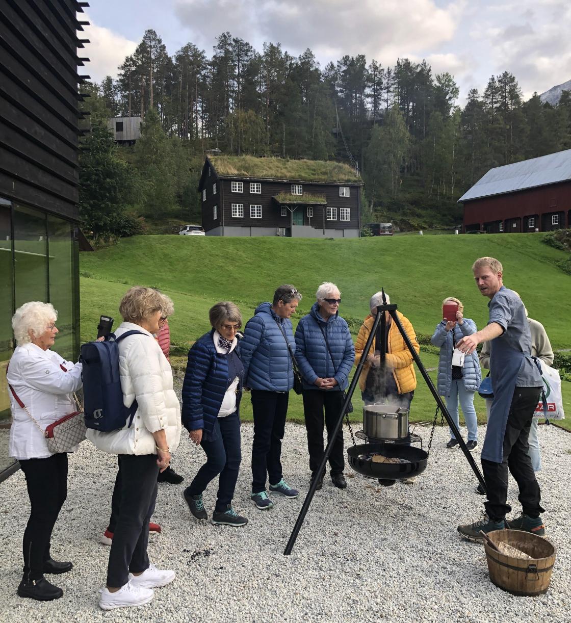 Grønnsaksuppa av grønsaker frå Storstova putra fint ute i bålpanna..