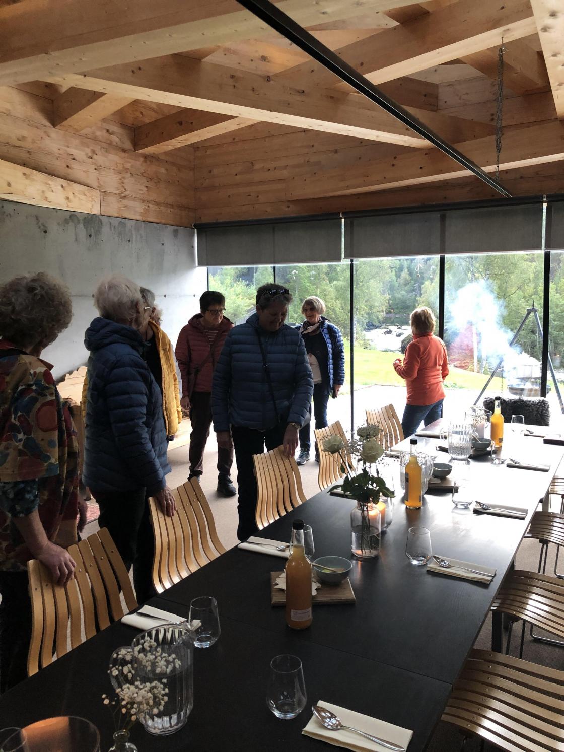 Fint pådekka med heimelaga flatbrød, vatn og eplemost.