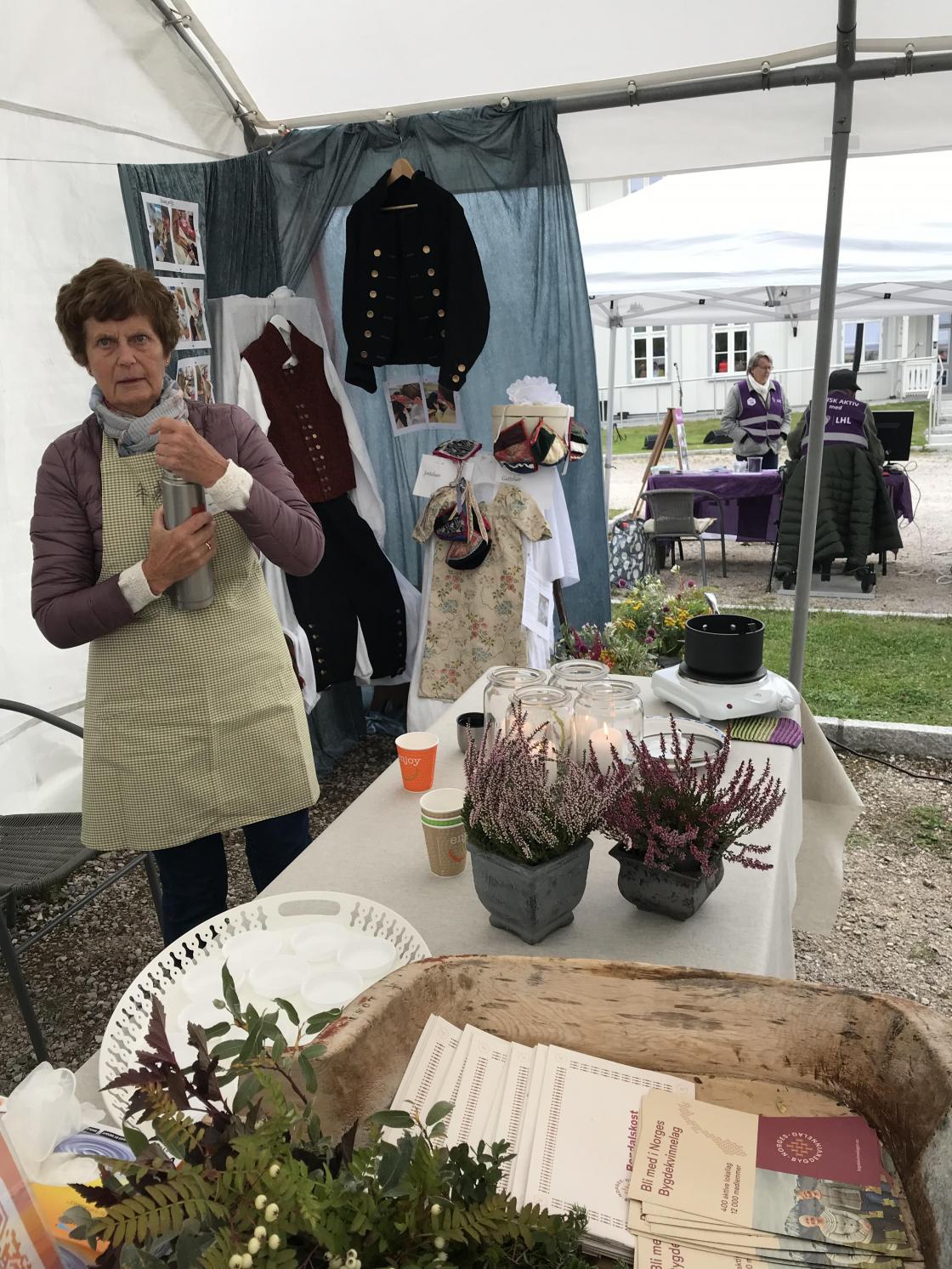 Odveig foran deler av utstillingen