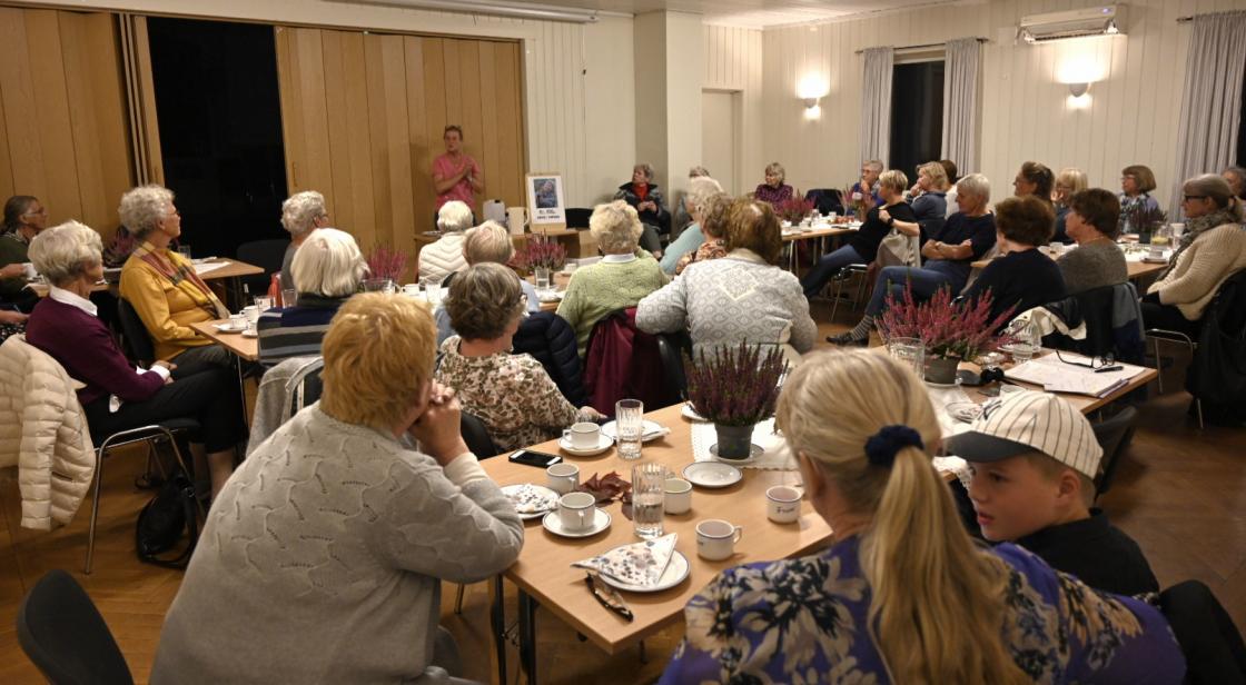 Fram lokalet på Volden er fylt med flere generasjoner i alder