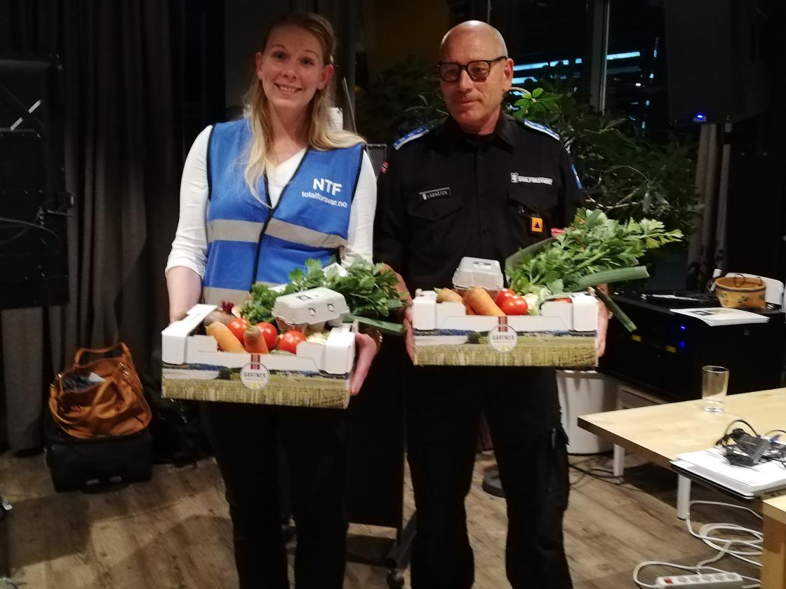 Jeanette og Tom med en liten påskjønning, kortreiste grønnsaker og egg"