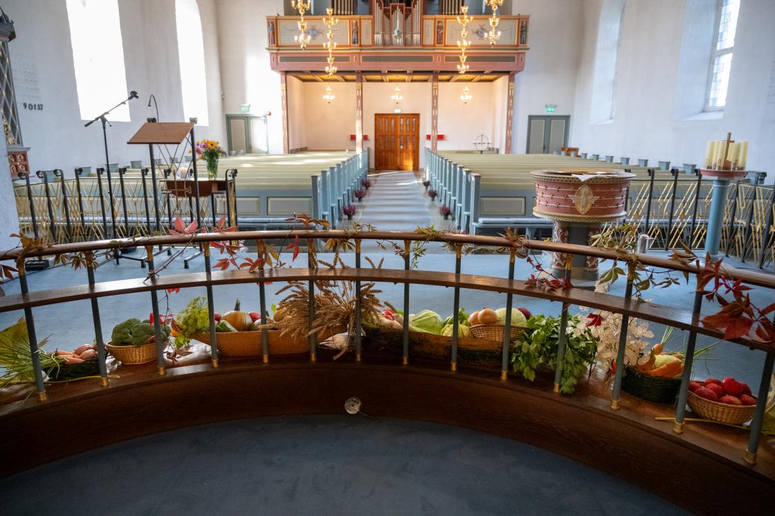 Snart fylles benkeradene opp av barn som skal døpes og få fireårsboka si