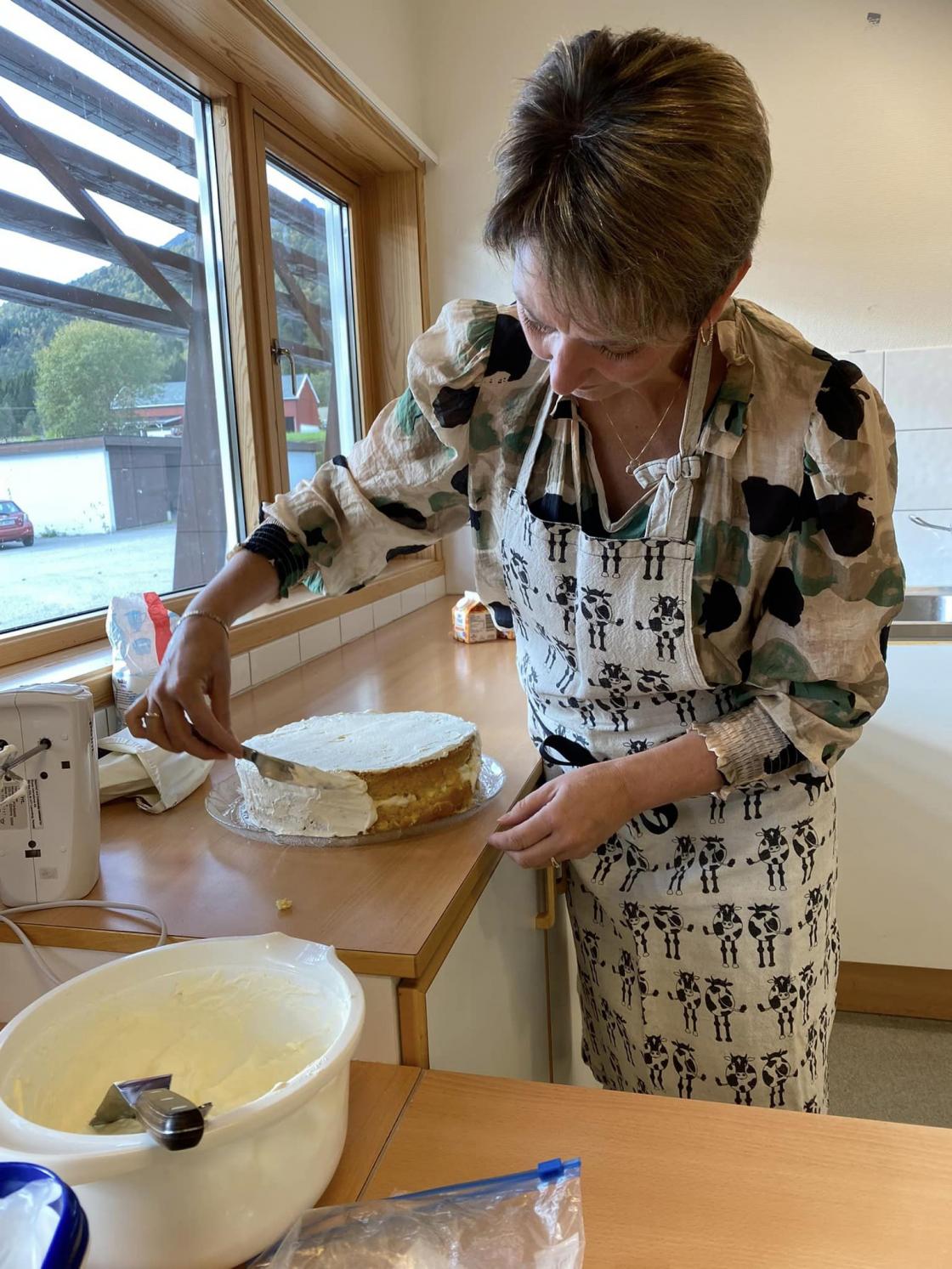 11 identiske kaker og 1 gluten/laktosefri, alle med godt med krem og aprikosfyll