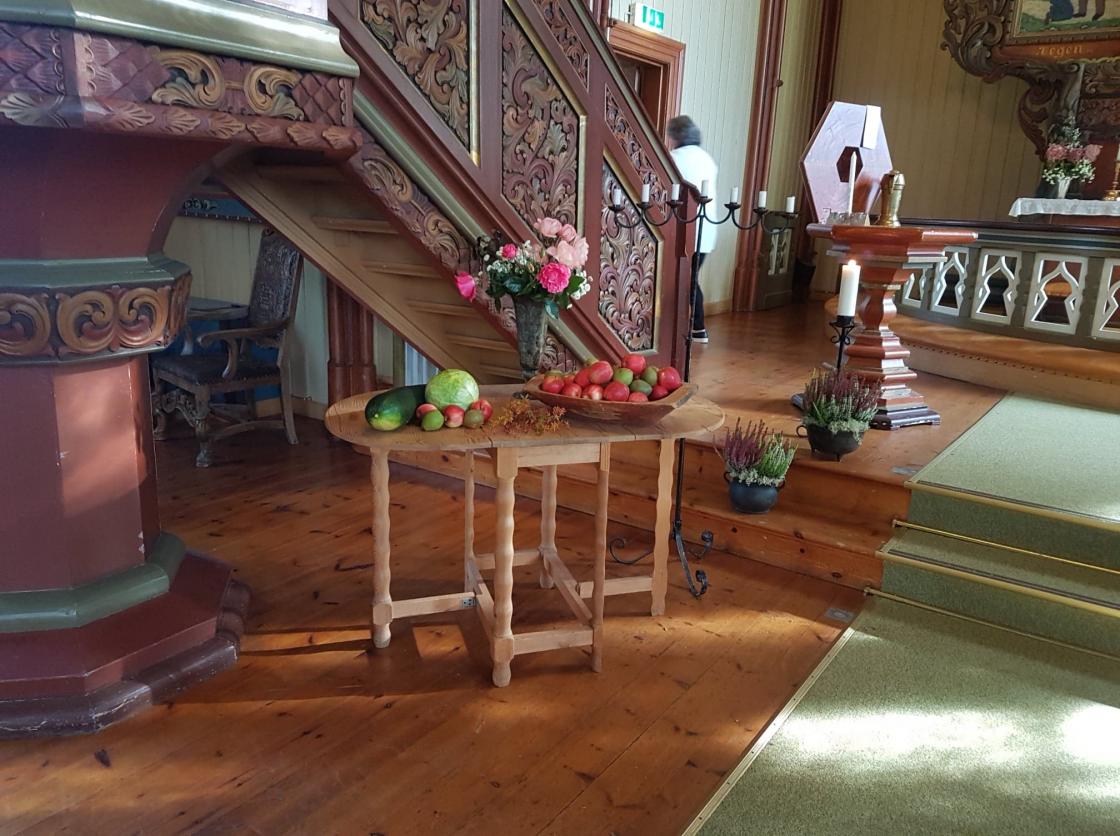 Grønnsaker, korn og blomar satt fint opp