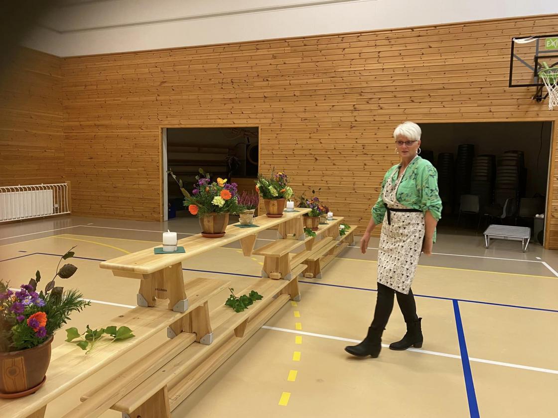 Anne på Dala har vert ute og plukka blomster