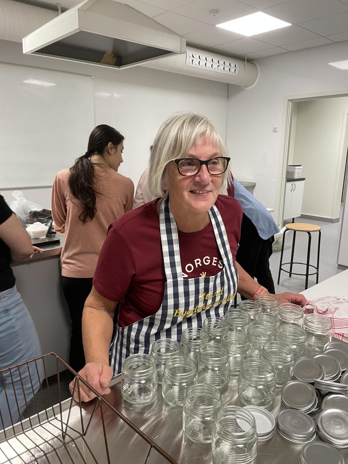 Alfhild vasker glass