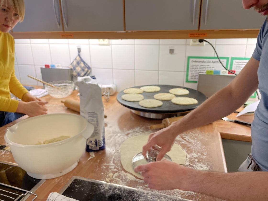 Potetkakene blir til.