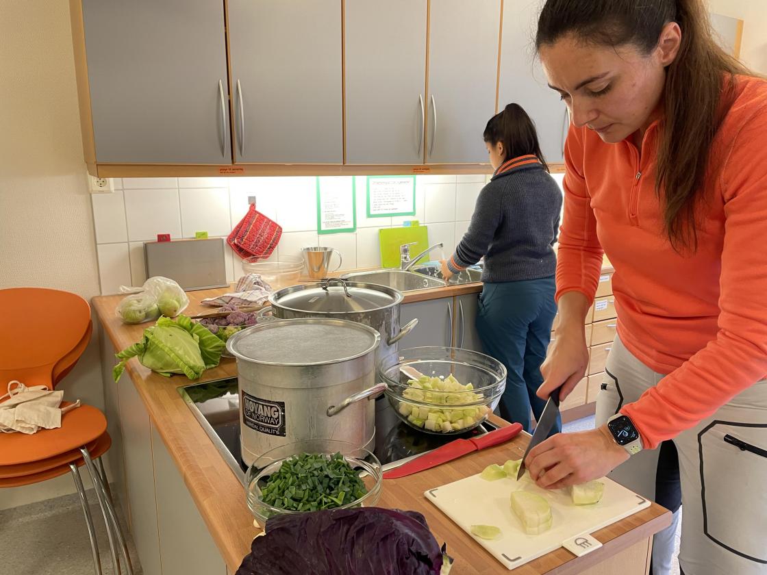 Kutting av grønsaker tar tid.