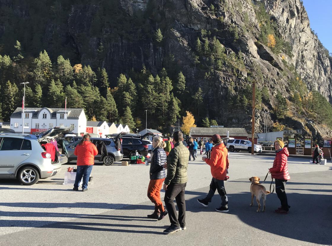 Flott ver til loppemarked ute.