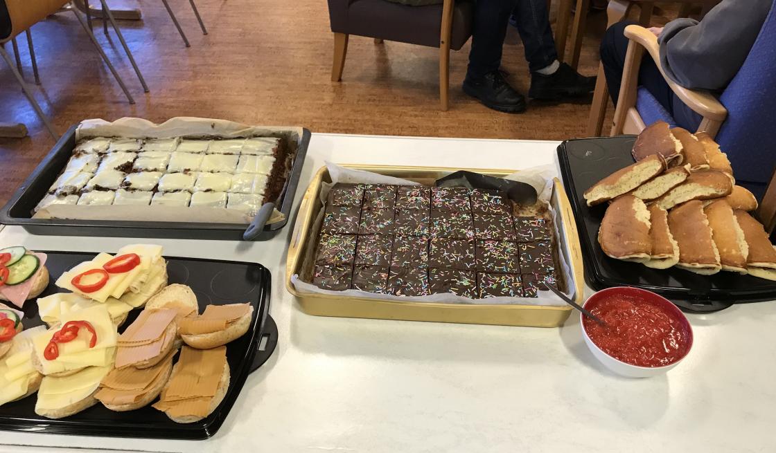 Rundstykker, sveler og skuffekaker smakte godt.