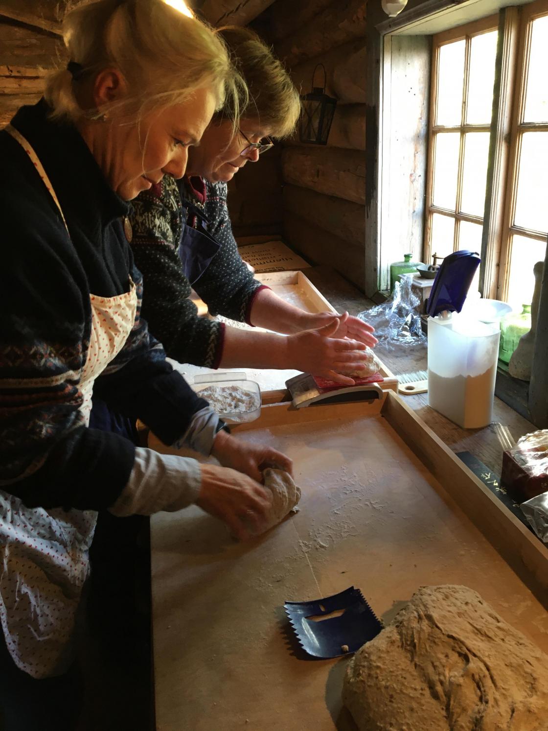 Kristin og Anne baker ut