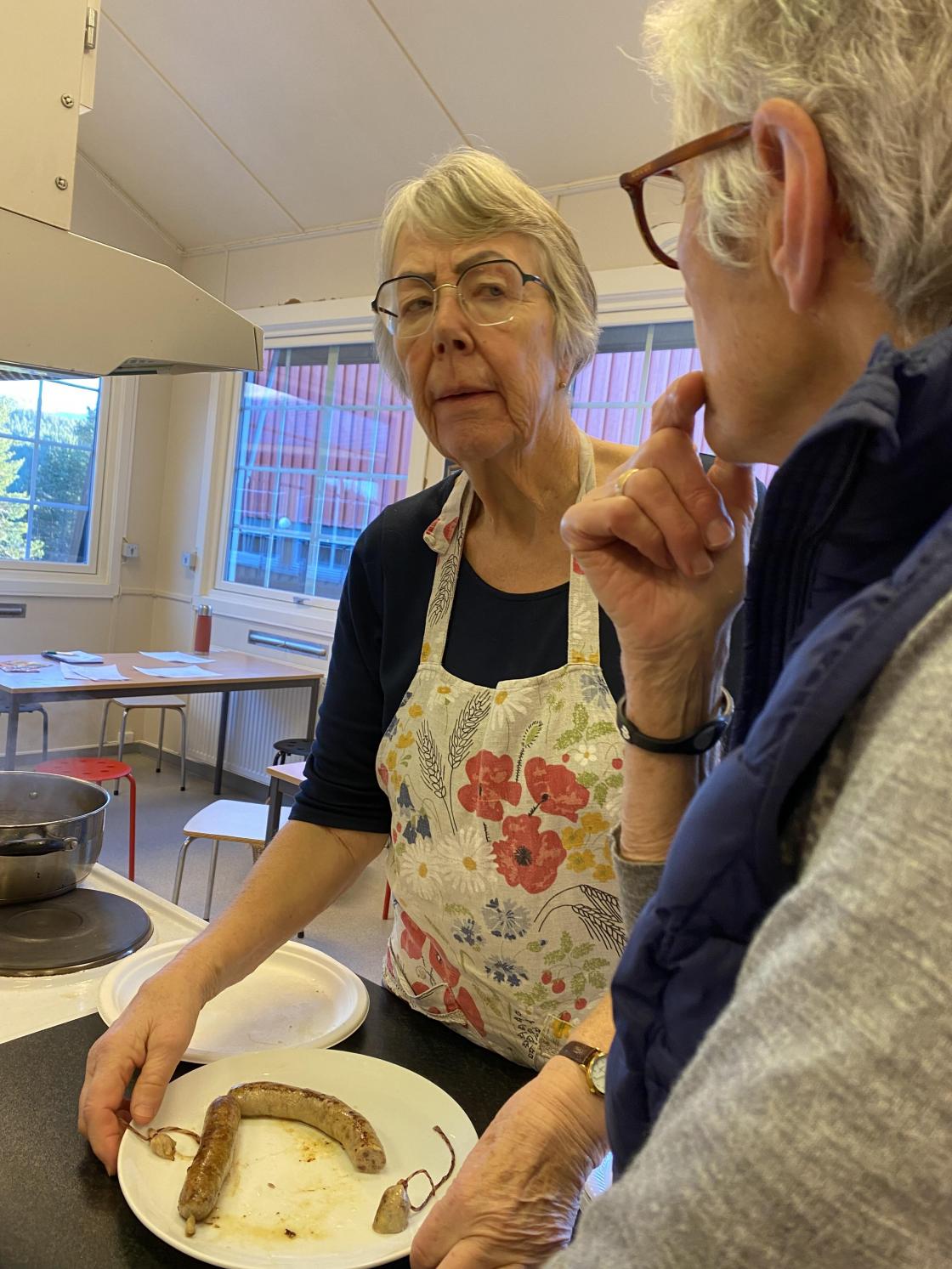 Brynhild og Else Oline har stekt smaksprøver