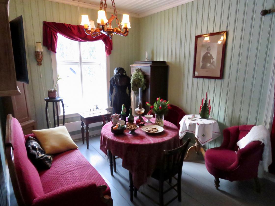 Julepyntet lærerleilighet i 2.etg der du kanskje treffer noen...